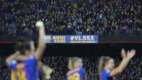 Las jugadoras del FC Barcelona celebran su victoria ante el Real Madridcon 91.553 espectadores  en el Camp Nou