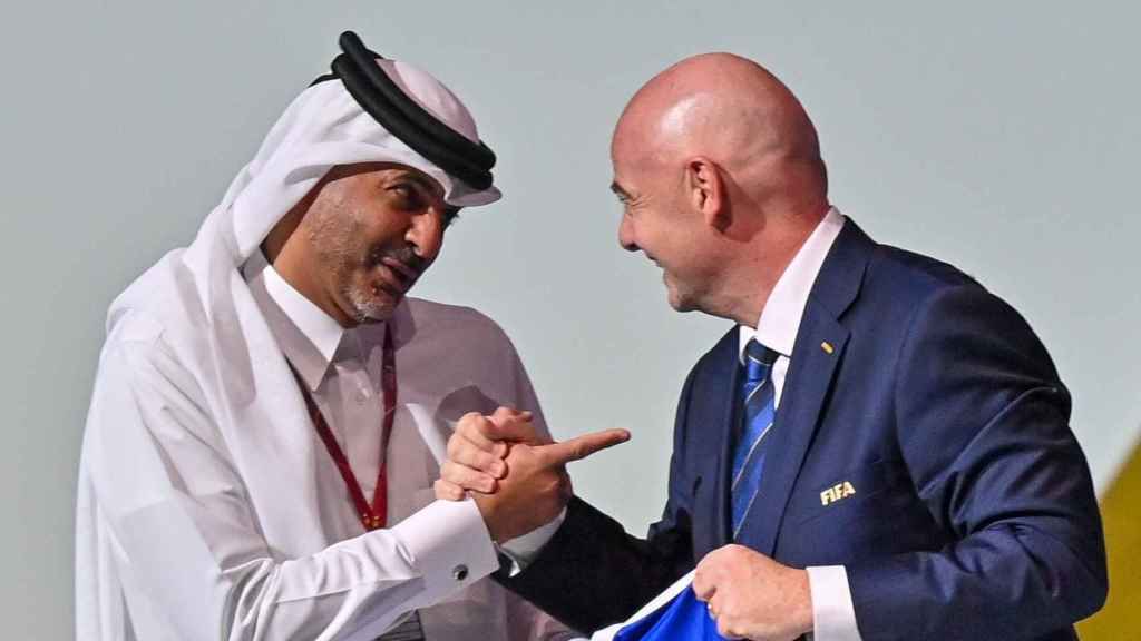 El primer ministro de Qatar, Sheikh Khalid Bin Khalifa Bin Abdulaziz al-Thani, y Gianni Infantino, presidente de la FIFA.