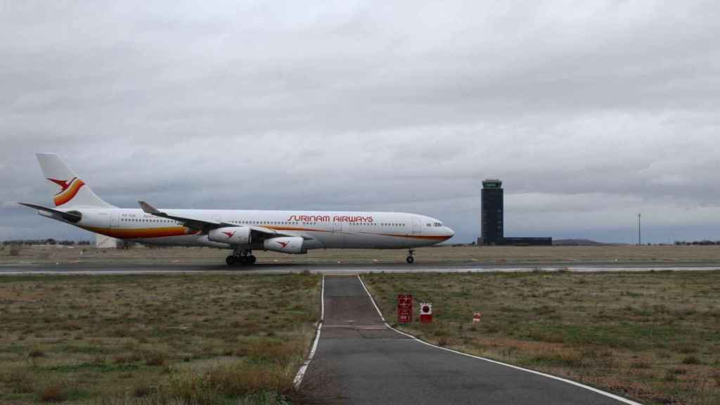 Un avión vacío de pasajeros de Surinam Airways aterriza en el Aeropuerto de Ciudad Real. Foto: CRIA