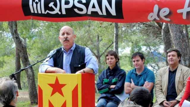 Josep Guia, líder histórico del PSAN, en un acto junto a Núria Cadenas, condenada por un atentado de Terra Lliure. EE