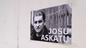 Un cartel de apoyo a 'Josu Ternera' en su pueblo natal, Ugao-Miraballes (Vizcaya).