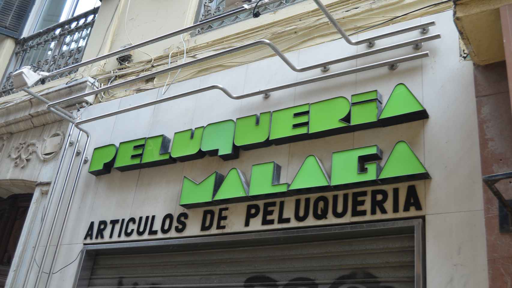 Los rótulos clásicos de negocios tradicionales de Málaga rescatados del olvido
