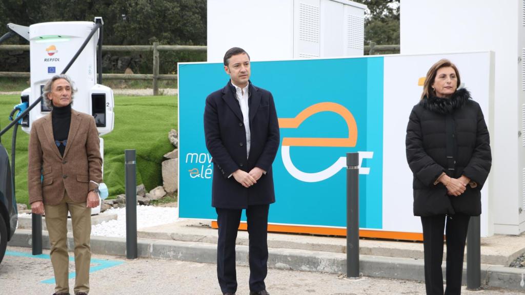 De izquierda a derecha, Daniel Álvarez, alcalde de Venturada; Carlos Bermúdez, gerente de Movilidad Eléctrica de Repsol y la subdirectora general de Transporte y Movilidad de la Comunidad de Madrid, Mª Fe Borrega Bahón.