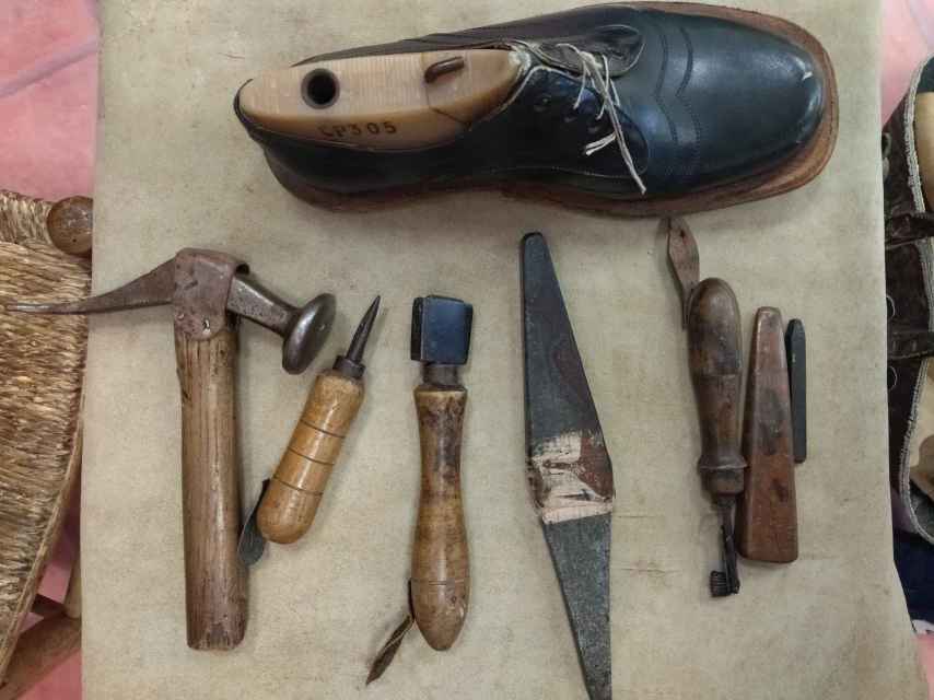 Herramientas de la industria tradicional del calzado en Elche, expuestas en el museo de Pikolinos.