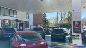 Una gasolinera de Madrid atestada de vehículos este viernes al mediodía.