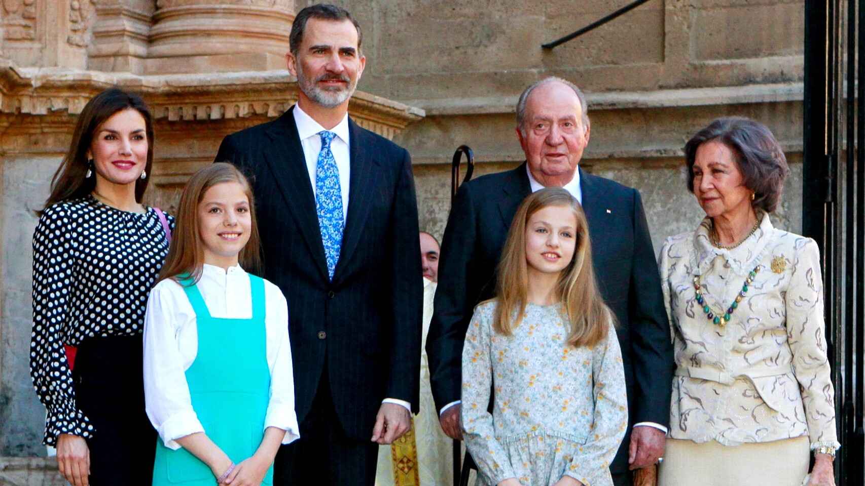 La Familia Real a las puertas de la Catedral de Palma en abril de 2018.