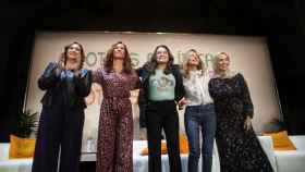 Ada Colau, Mónica García, Mónica Oltra, Yolanda Díaz y Fátima Hamed, durante su acto en Valencia. EE