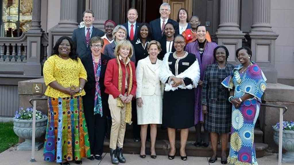 María Teresa Fernández de la Vega con mujeres líderes africanas, en un acto de su fundación.