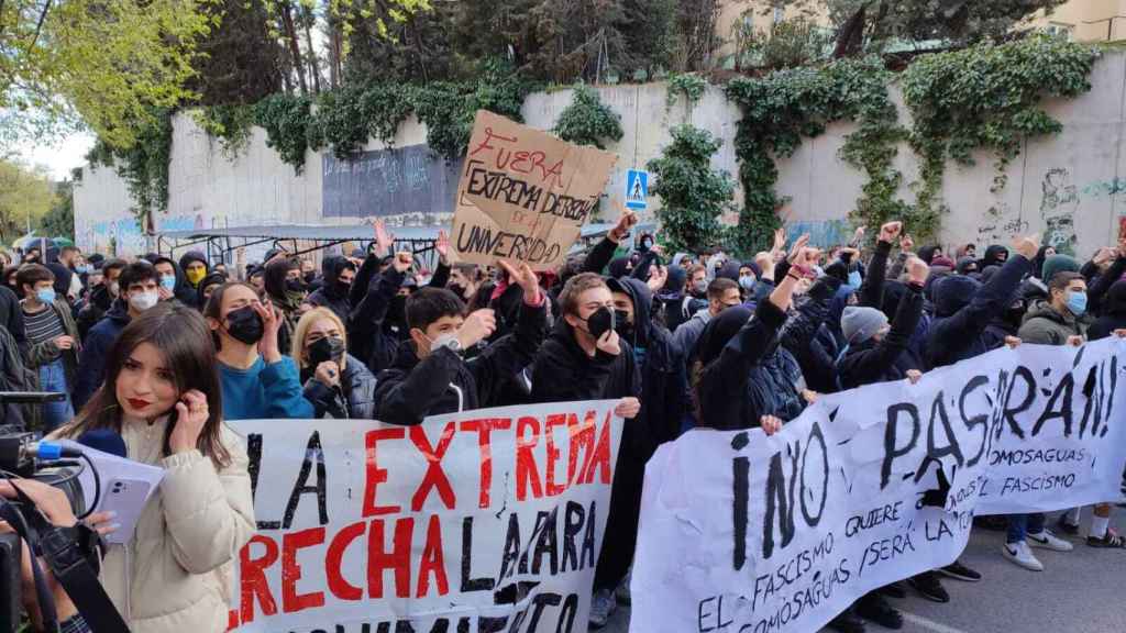 La estudiantes de izquierdas impidiendo el paso del Ortega Smith y el grupo de derecha radical.
