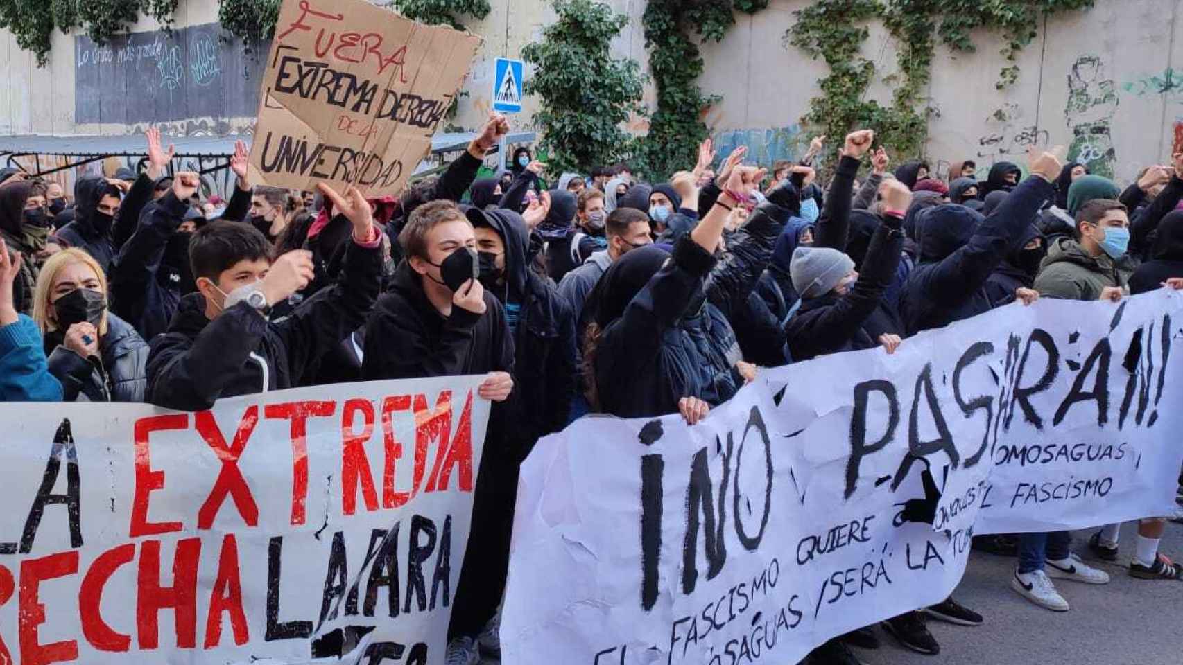 La estudiantes de izquierdas impidiendo el paso del Ortega Smith y el grupo de derecha radical.