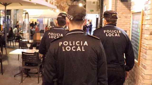 Agentes de la Policía Local de Alicante de patrulla.