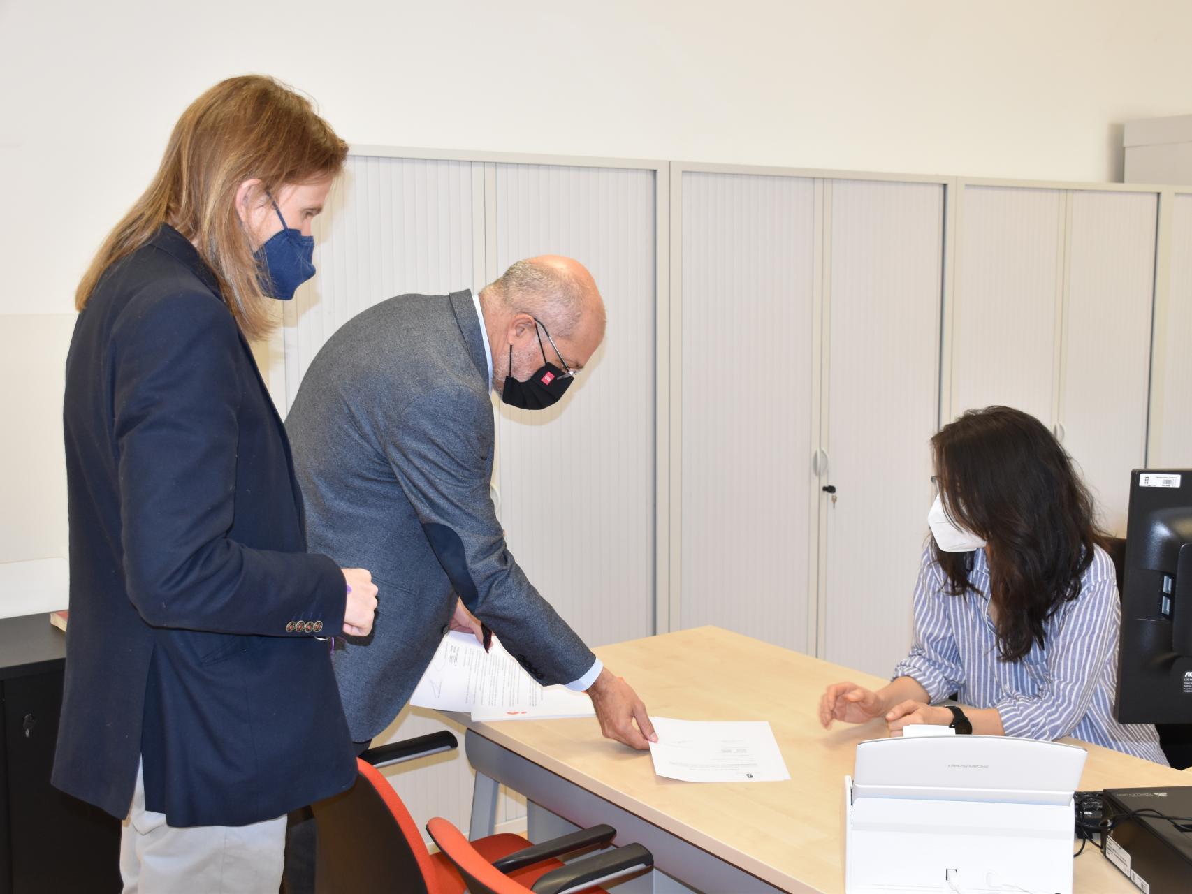 Los portavoces de Unidas Podemos y Ciudadanos en Castilla y León, Pablo Fernández y Francisco Igea, durante el registro del documento, este viernes.