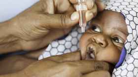 Un bebé recibe una vacuna oral.