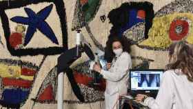 La restauración del tapiz de Miró está dirigida por Anna Vila
