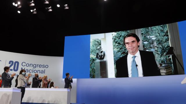 El expresidente José María Aznar interviene por videoconferencia en el XX Congreso Nacional del PP en Sevilla.