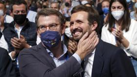 Alberto Núñez Feijóo y Pablo Casado, durante el Congreso del PP en Sevilla.