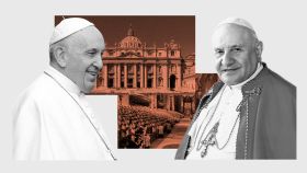 Los Papas Francisco I y Juan XXIII en un montaje junto a la Basílica de San Pedro de Roma.