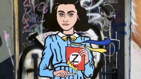Un mural de Milán que muestra a Ana Frank quemando la Z de Putin