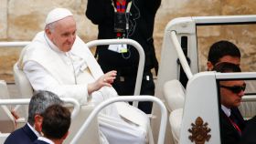 El papa Francisco sale de una reunión con autoridades en el Palacio del Gran Maestre en La Valeta