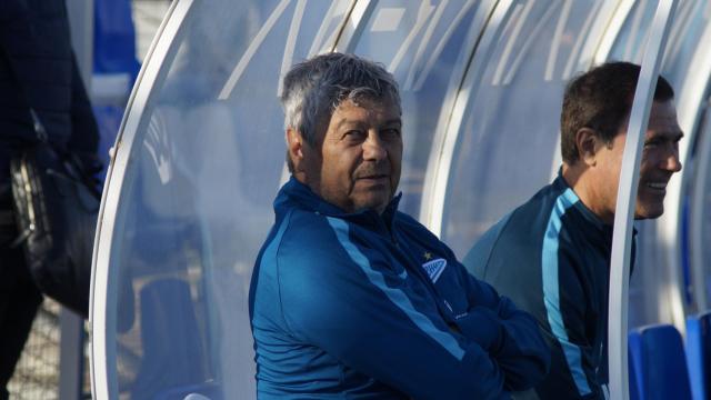 Lucescu siguiendo un entrenamiento del Dinamo de Kiev