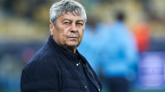 Mircea Lucescu siguiendo un partido del Dinamo de Kiev