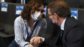 La presidenta madrileña, Isabel Díaz Ayuso, conversa con el presidente del PP, Alberto Núñez Feijóo.