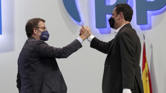 Feijóo y Moreno Bonilla, estrechan sus manos, este fin de semana en el congreso del PP.