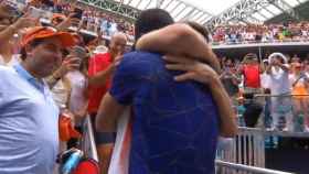 Carlos Alcaraz se abraza con Juan Carlos Ferrero