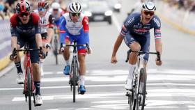 Mathieu Van der Poel celebra su victoria en el Tour de Flandes 2022 por delante de Van Baarle, Madouas y Pogacar