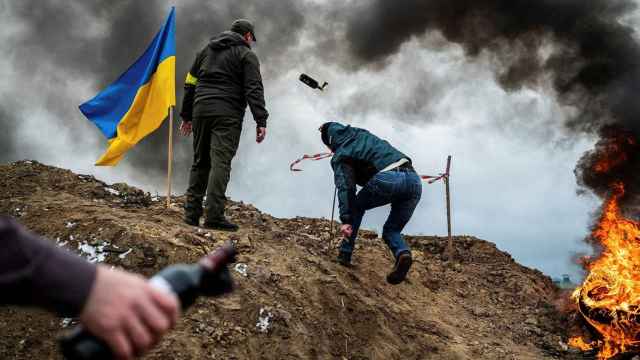 Resistentes ucranianos lanzan cócteles Molotov.