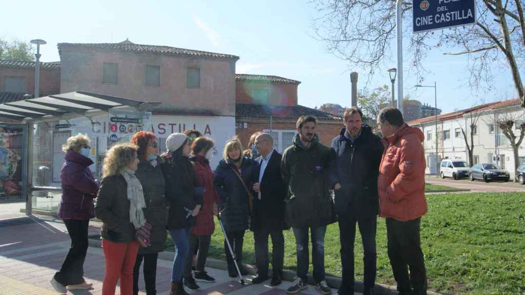 Óscar Puente con los representantes de la Asociación de Vecinos del barrio Girón