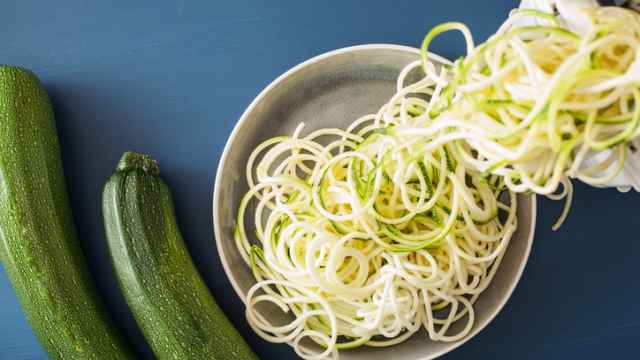 Espaguetis de calabacín, exquisito y fácil plato de verduras