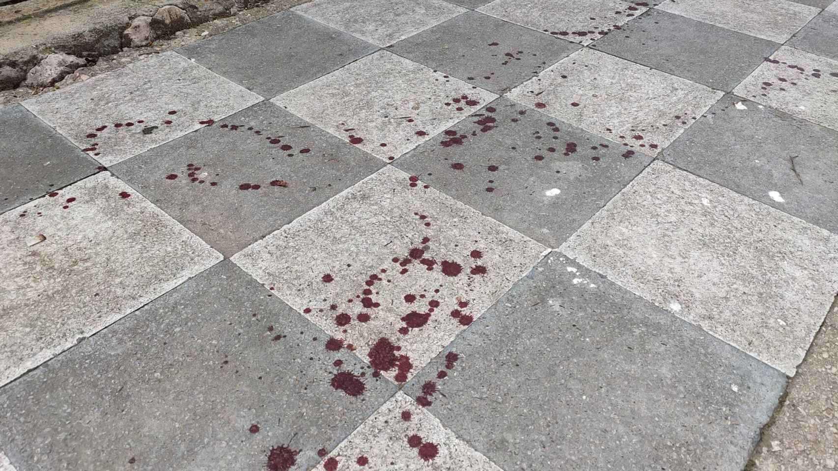 Restos de sangre del presunto asesino en una calle de Nohales.