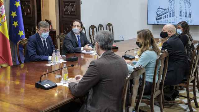 El president de la Generalitat, Ximo Puig, se reúne con representantes de la Federación Mediterránea de Estaciones de Servicio.