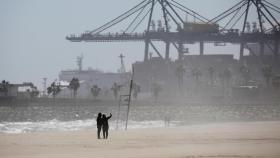 Dos personas en la playa de la Malvarrosa, en Valencia, el pasado fin de semana.