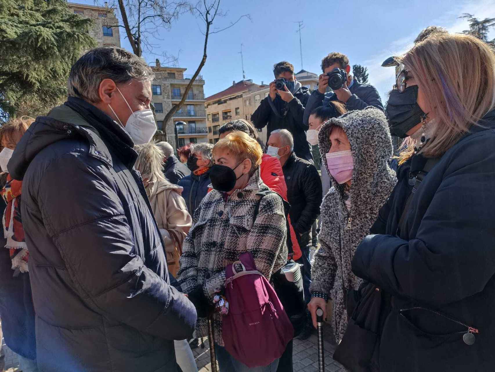 El alcalde de Salamanca habla con enfermos de párkinson