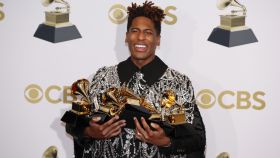 Jon Batiste triunfa en los Grammy. Foto: EFE/EPA/Etienne Laurent