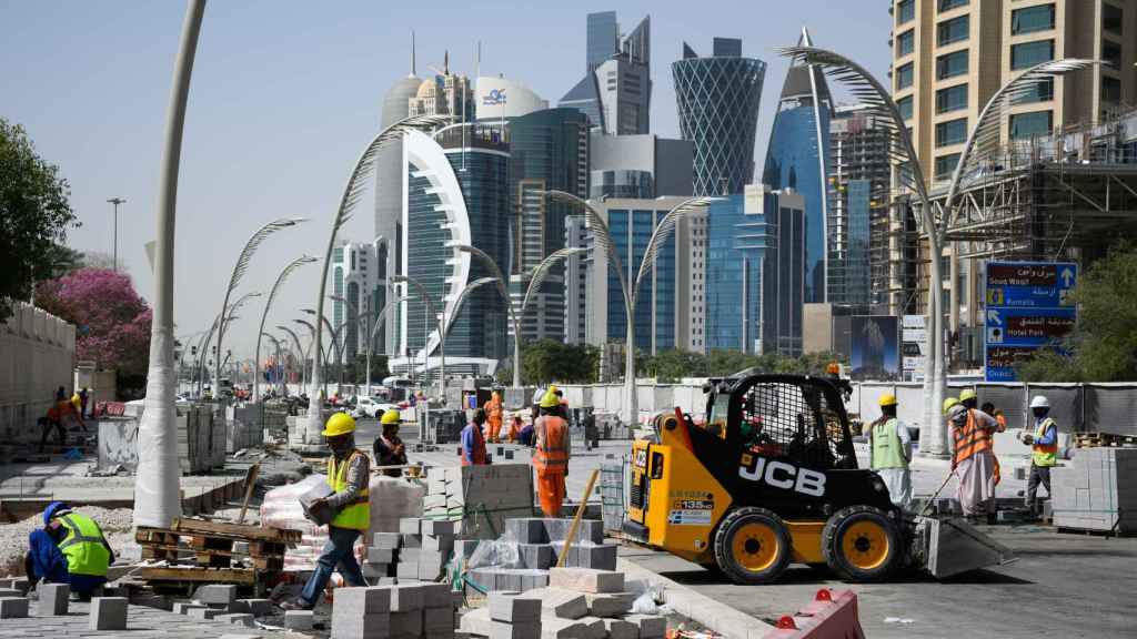 Obreros renuevan los caminos en el centro de Doha en el período previo a la Copa Mundial de la FIFA 2022.