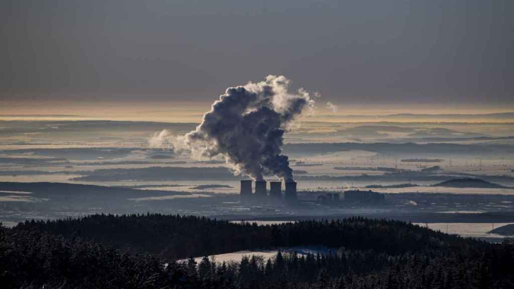 Chimeneas de la central eléctrica de carbón de Tusimice, en la República Checa.