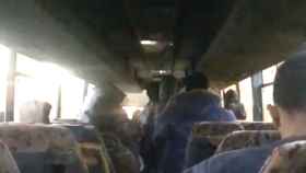Captura de un vídeo grabado en uno de los autobuses que trasladan a migrantes subsaharianos al sur de Marruecos.