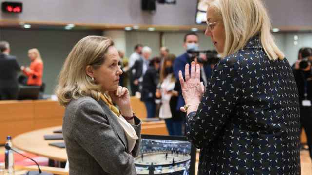 Nadia Calviño conversa con la ministra de Finanzas de Holanda, Sigrid Kaag, durante una reunión del Eurogrupo