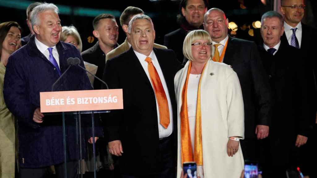 Viktor Orbán  y los miembros del partido Fidesz celebran la victoria en las elecciones.