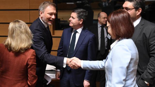 El ministro alemán de Finanzas, Christian Lindner, saluda a sus colegas al inicio del Eurogrupo de este lunes