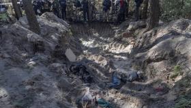La alcaldesa de Motyzhyn y su familia, enterrados en una fosa en mitad del campo.