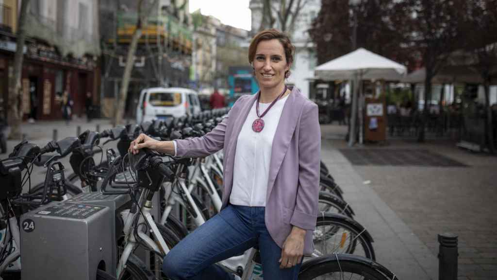 Mónica García llega a la entrevista en bicicleta. Dice usarla recurrentemente.
