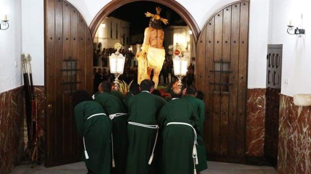 La difícil y emocionante salida del Cristo de la Colmuna de Mijas Pueblo.