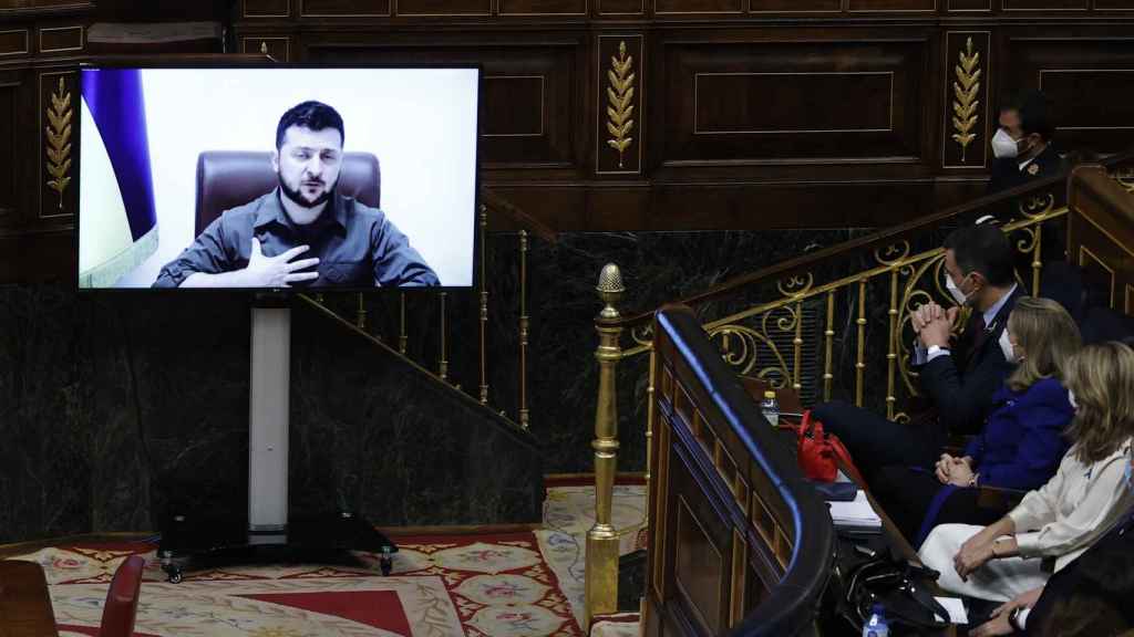 Pedro Sánchez escucha la intervención por videoconferencia del presidente de Ucrania, Volodímir Zelenski, en el pleno del Congreso de los Diputados.