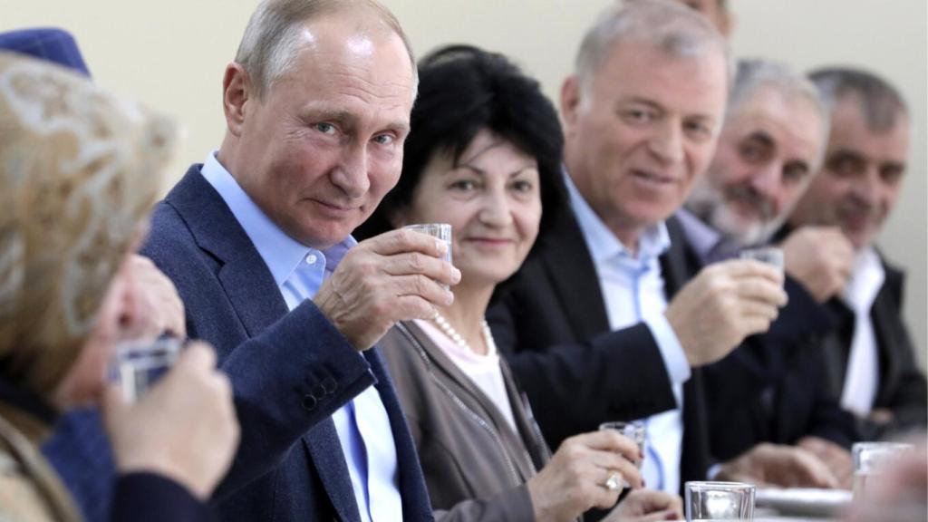 Prezydent Putin wypija kieliszek wódki z rosyjskimi żołnierzami na Kaukazie w 2019 roku.
