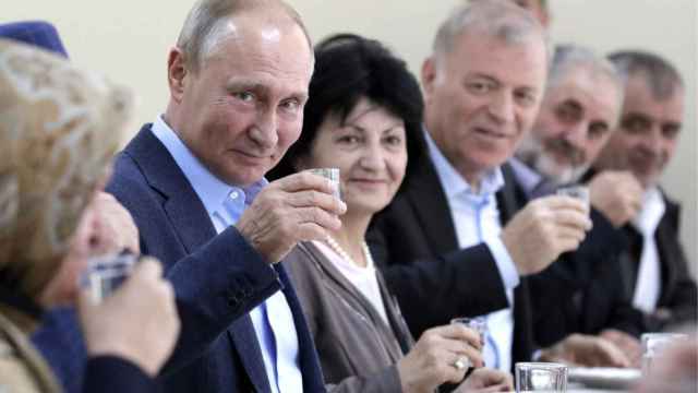 El presidente Putin brinda con un vaso de vodka junto a los soldados rusos del Cáucaso, en 2019.
