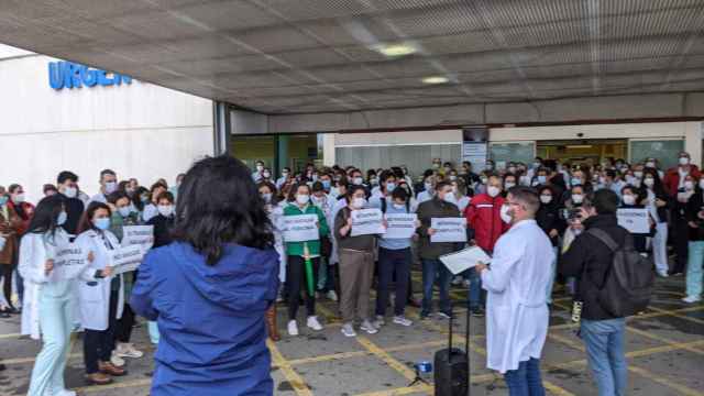 Paro de los profesionales sanitarios a las puertas del Hospital de Torrevieja.
